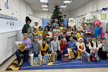 Депутаты помогают создавать новогоднюю сказку